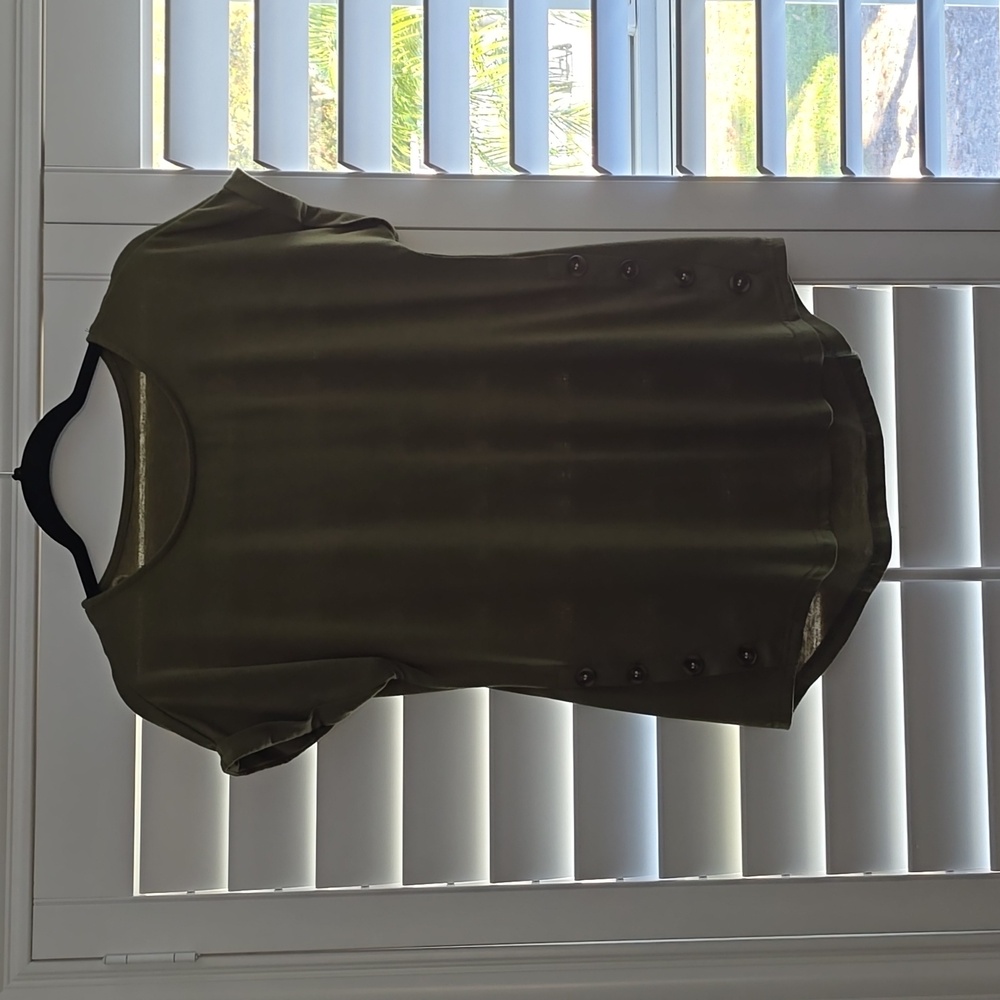 Olive green round neck short sleeve shirt
